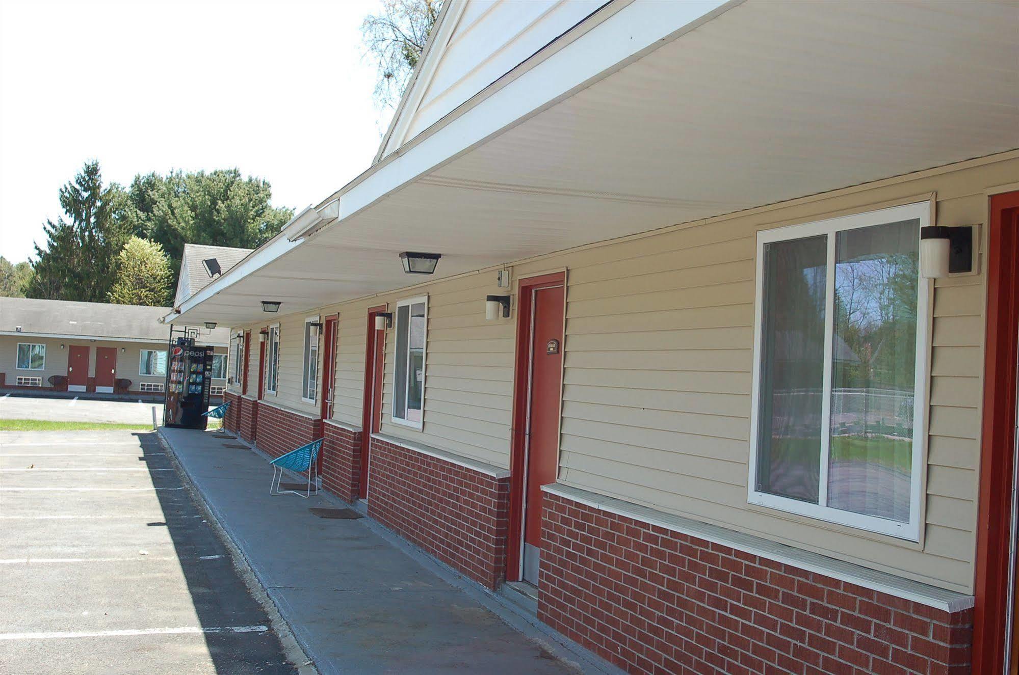 Blue Sky Inn Glens Falls-Saratoga-Lake George Esterno foto
