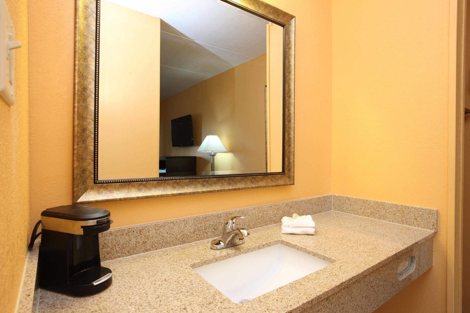 Blue Sky Inn Glens Falls-Saratoga-Lake George Esterno foto